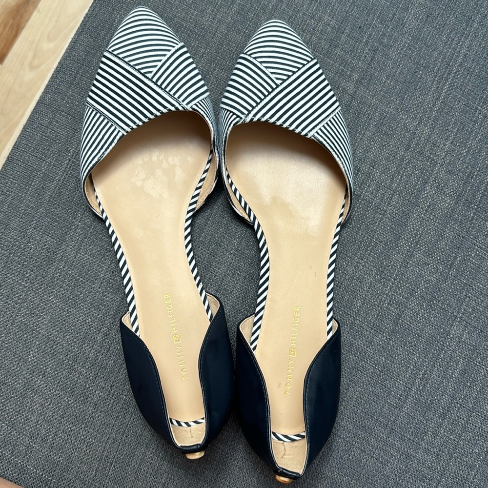 NWT Tommy Hilfiger Flats